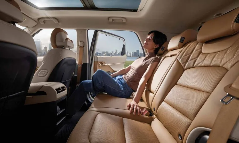 2025 액티언 하이브리드 뒷자리에 앉아서 휴식중인 모습