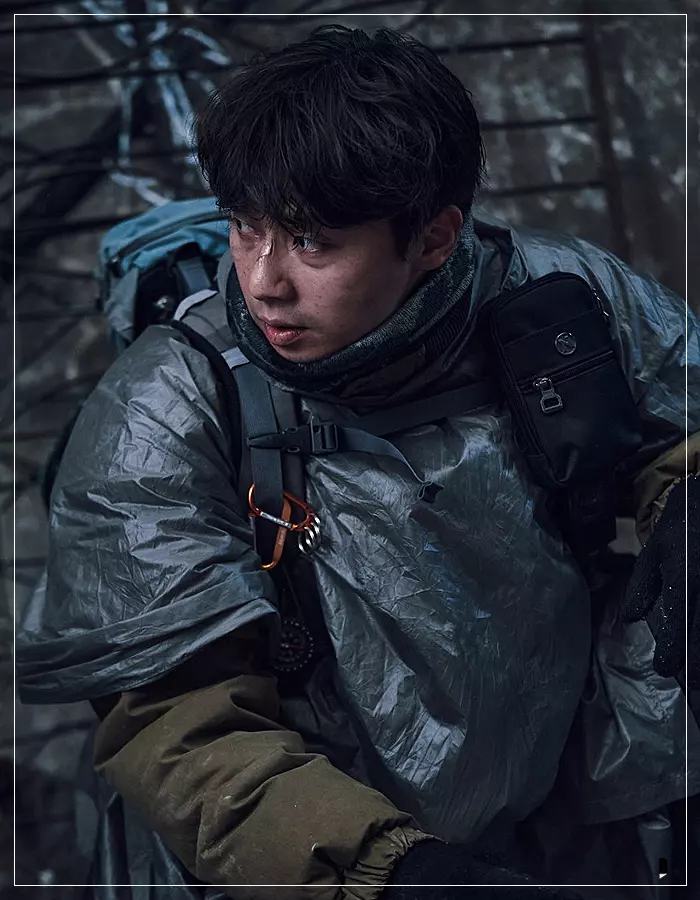 콘크리트-유토피아-물자를-구하고-있는-민성