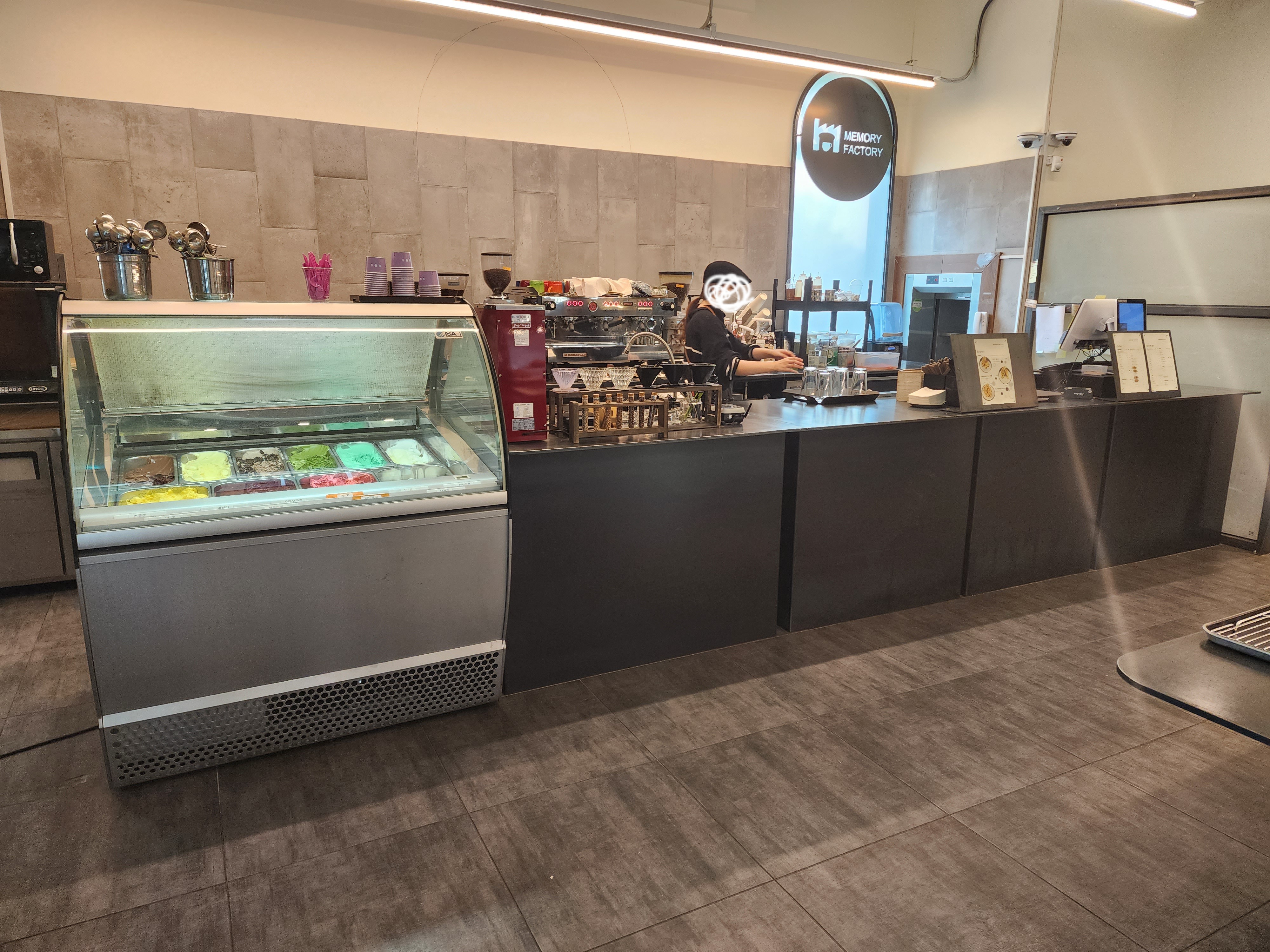 메모리 팩토리 카페 카운터