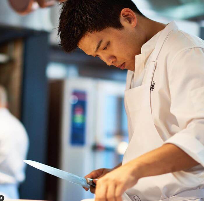 안성재셰프가 칼을 들고 요리를 하는 모습