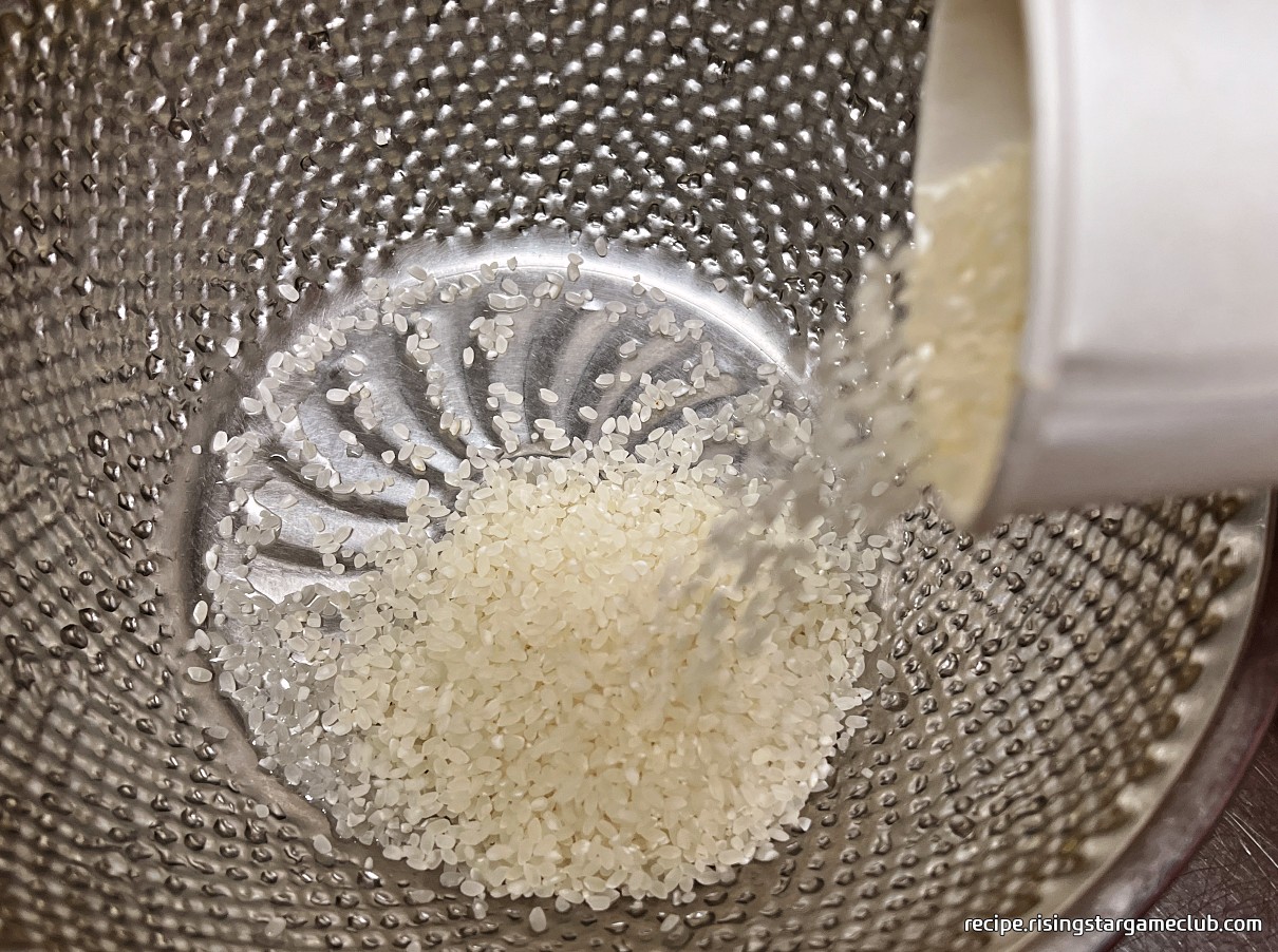 양푼에 쌀 두컵을 넣는 사진