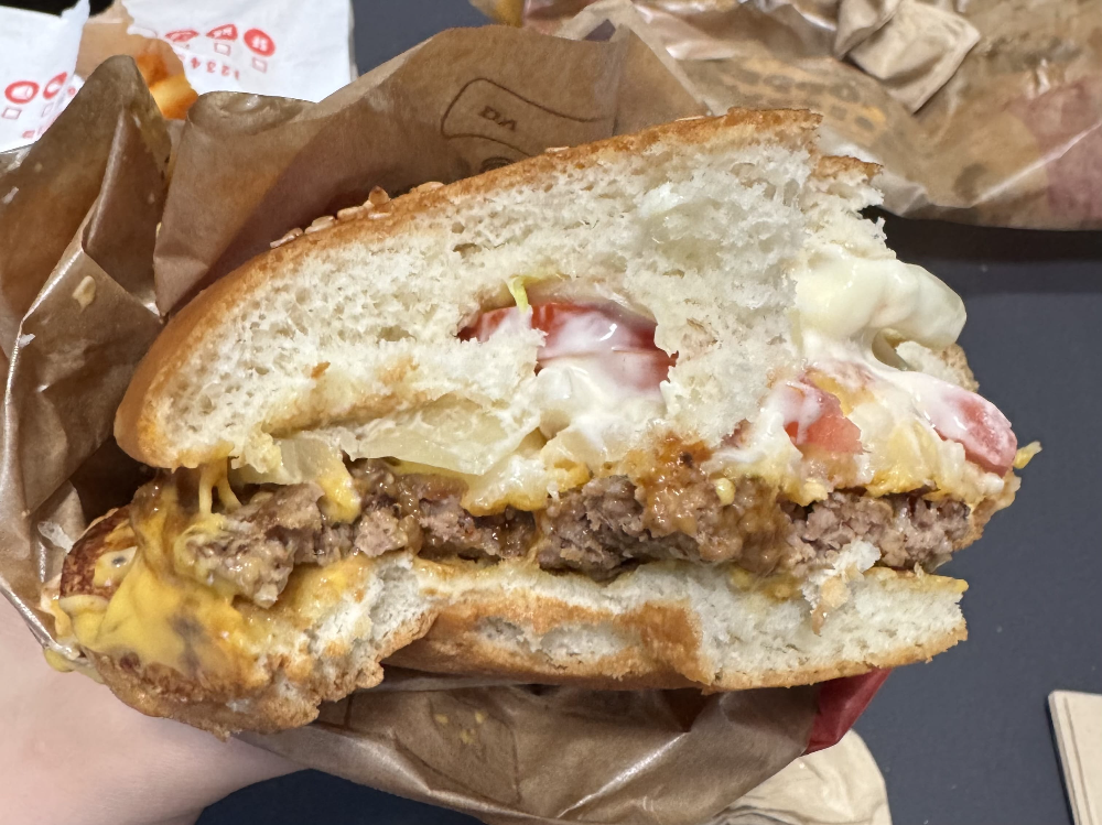 반절 잘린 콰트로치즈 비프라구 와퍼