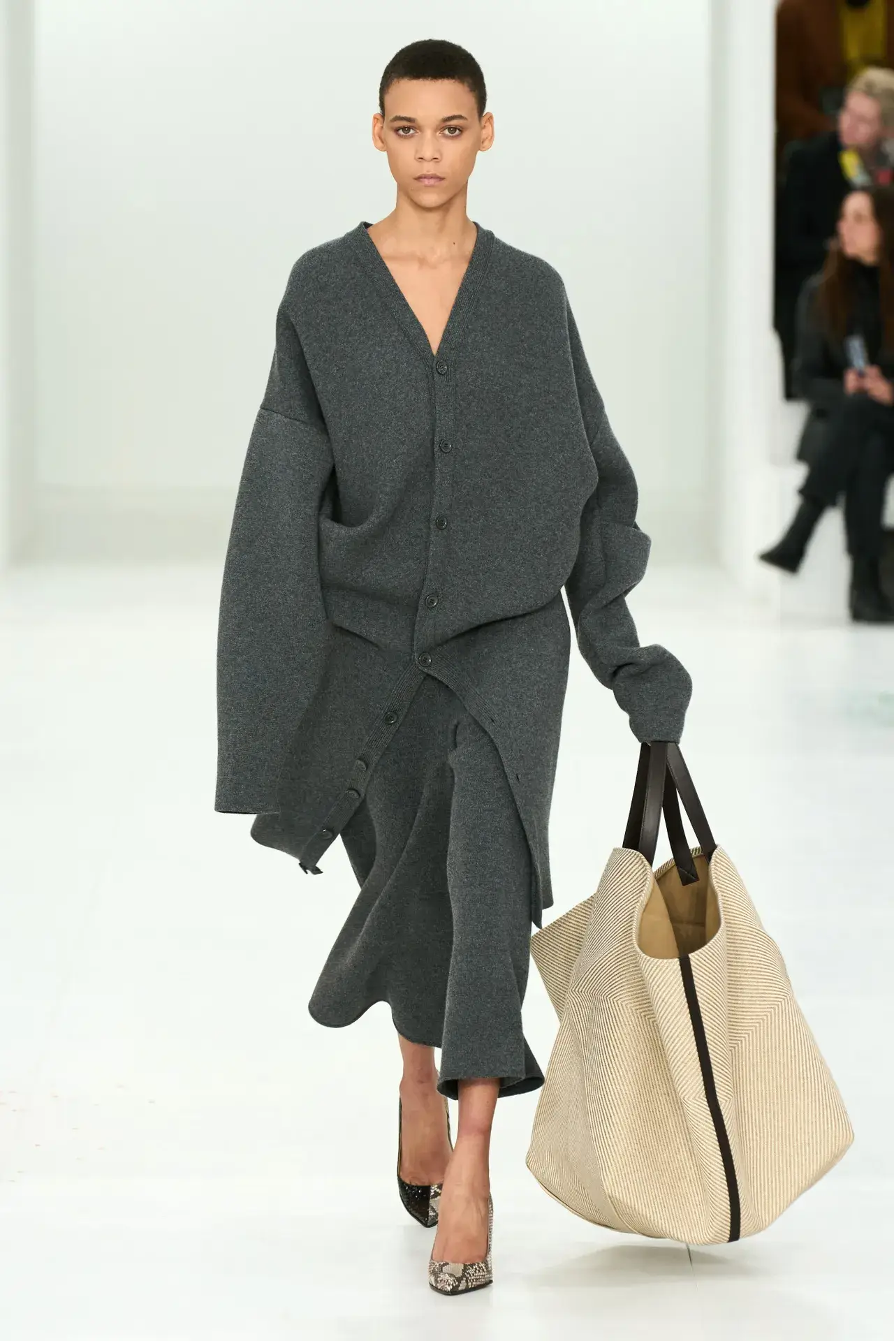 Loewe F/W 2023 RTW 회색 니트 가디건과 니트 팬츠