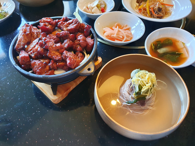 돼지갈비와-냉면