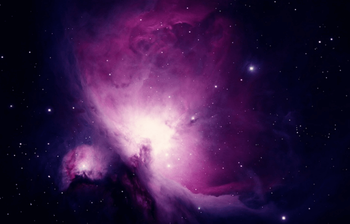 보라색 별이 보이는 우주의 모습