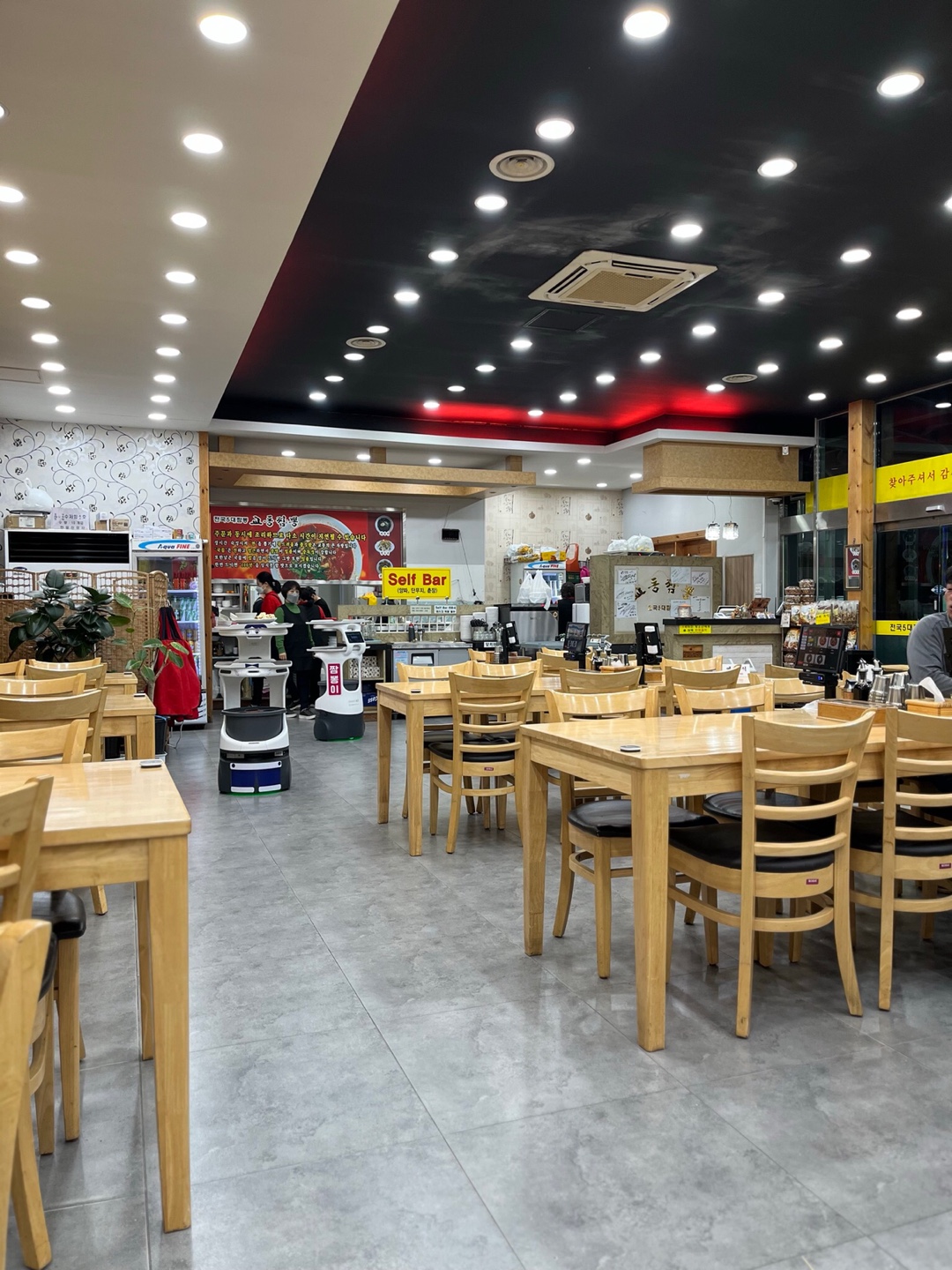 서빙하는 교동이 짬뽕이