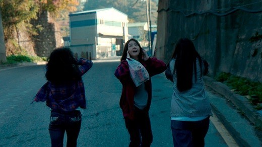 거리를 걸어가고 있는 주인공들의 모습