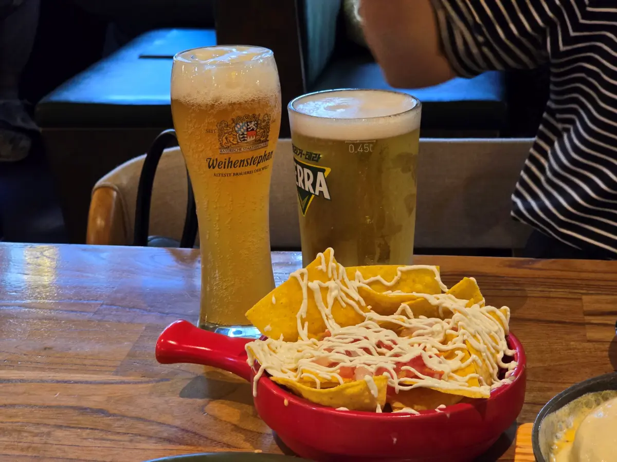 치즈나초와 함께 찍은 맥주잔 사진