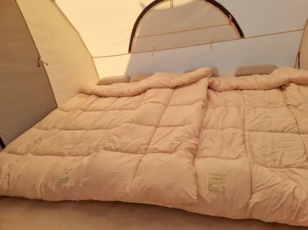 텐트에 침구류가 구비되어 있는 모습