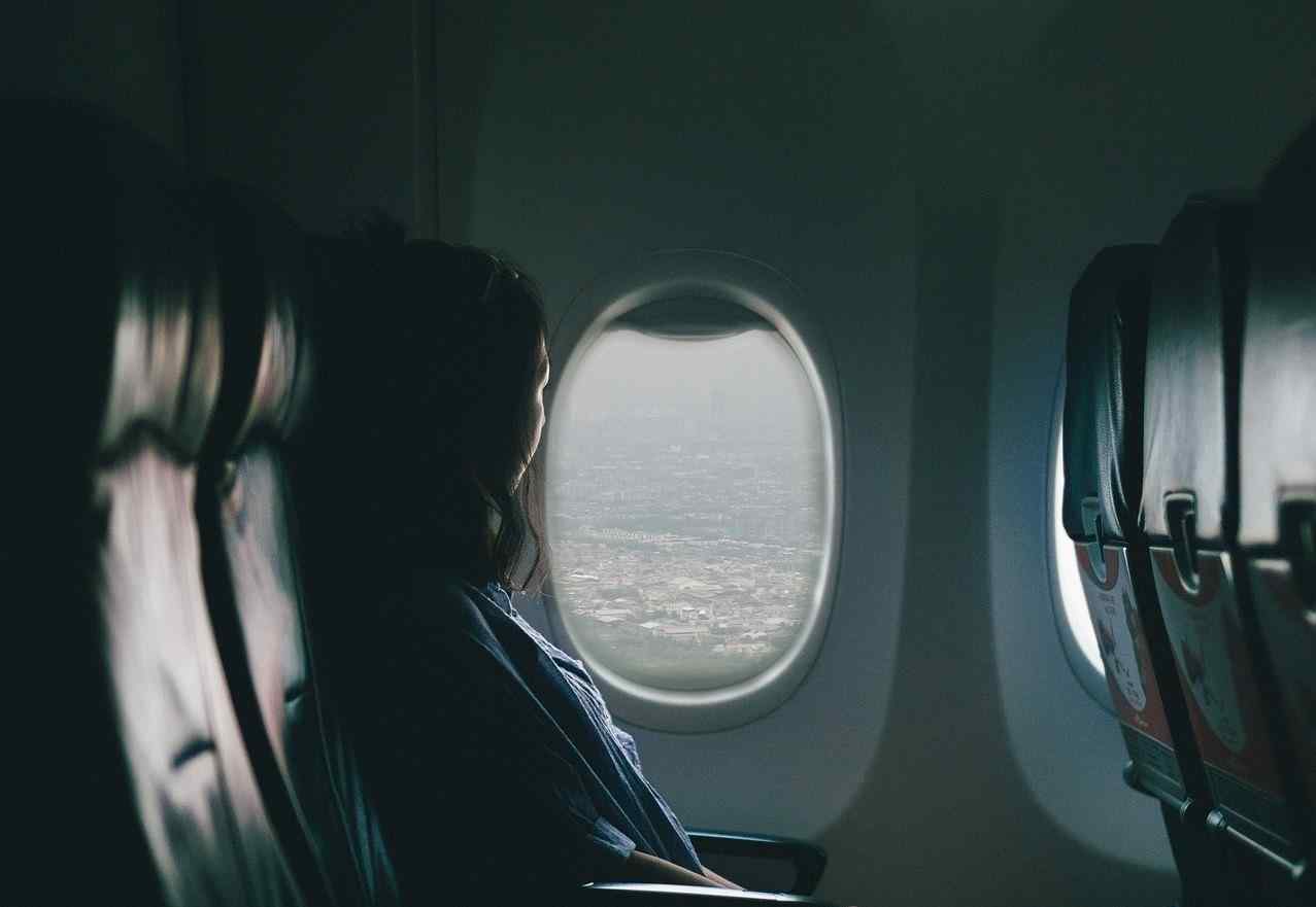 비행기를 타고 창밖을 바라보는 승객의 모습