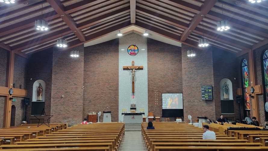 고양 행신2동성당 성전 안 제대, 제단, 십자고상, 감실, 스테인드글라스 사진