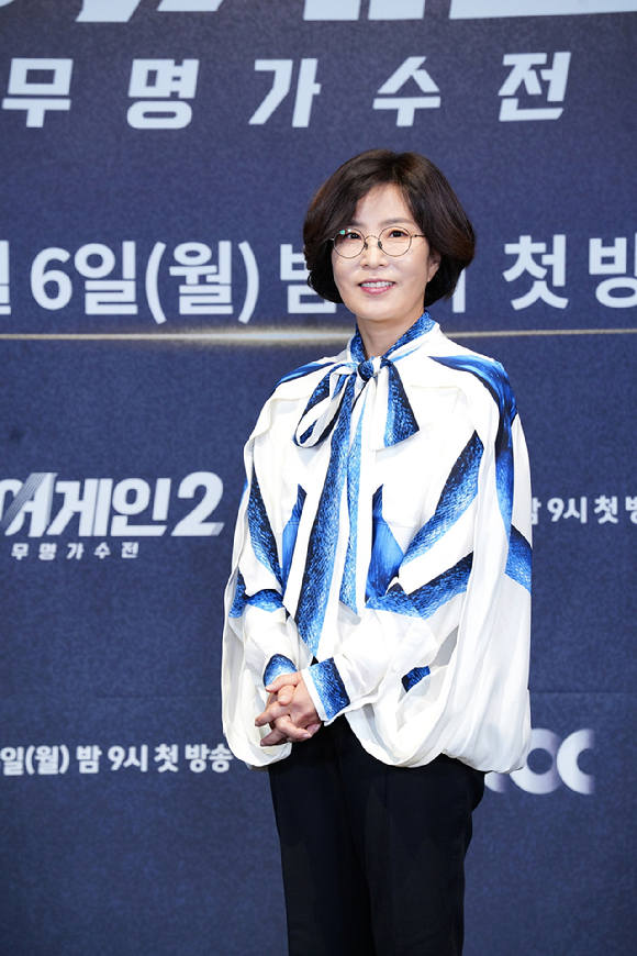 가수 이선희가 6일 온라인으로 진행된 JTBC '싱어게인 시즌 2-무명가수전' 제작발표회에 참석해 포즈를 취하고 있다. [사진=JTBC]