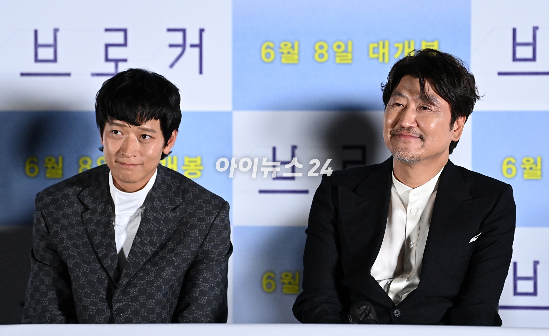 배우 강동원이 31일 서울 CGV 용산아이파크몰에서 열린 영화 '브로커' 언론시사회에서 포즈를 취하고 있다. [사진=김성진 기자]