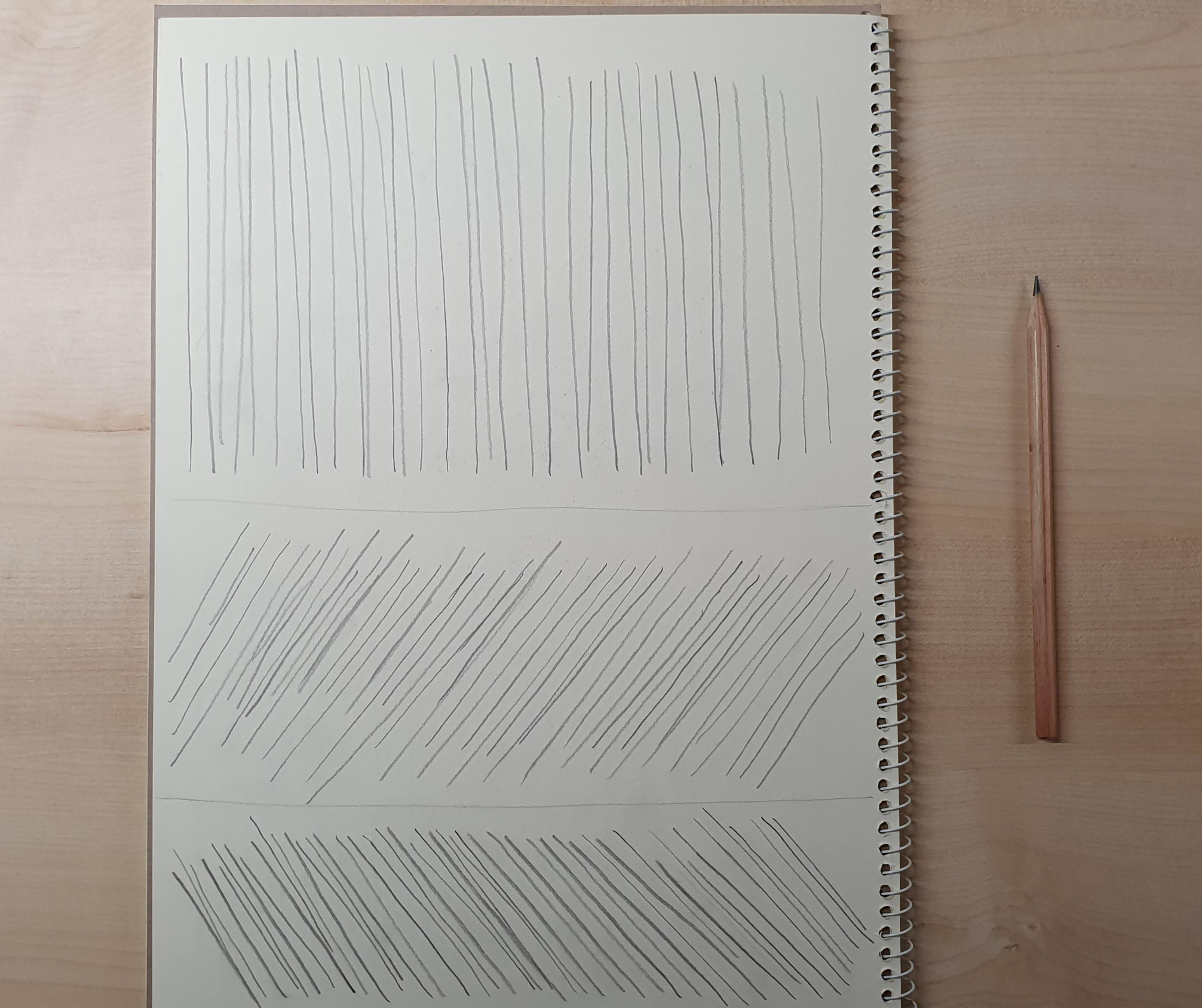 세로선-사선-그려놓은-스케치북
