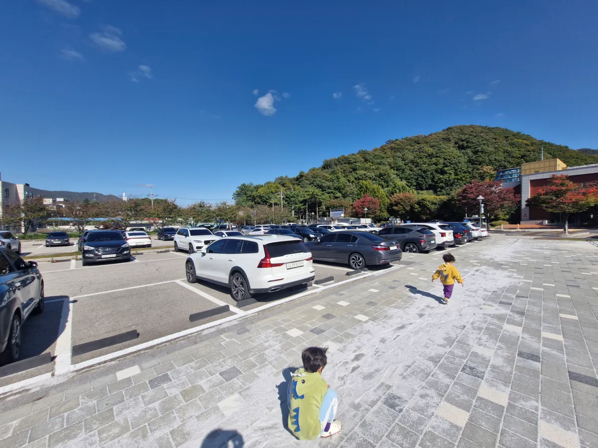 주차장-보도블럭-백시멘트-위에서-놀고있는-아이들