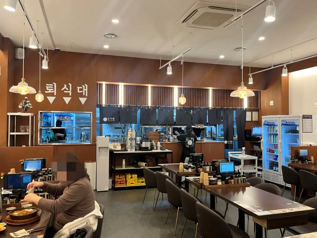 돈카춘-동탄방교점-내부