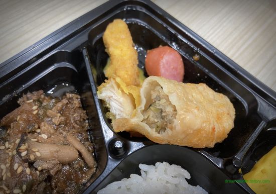 이마트24 편의점 알찬 8찬 도시락 2023년 3월 반찬 구성(고기 왕교자 만두, 치킨 너겟(닭 고기), 비엔나 소시지 단면)