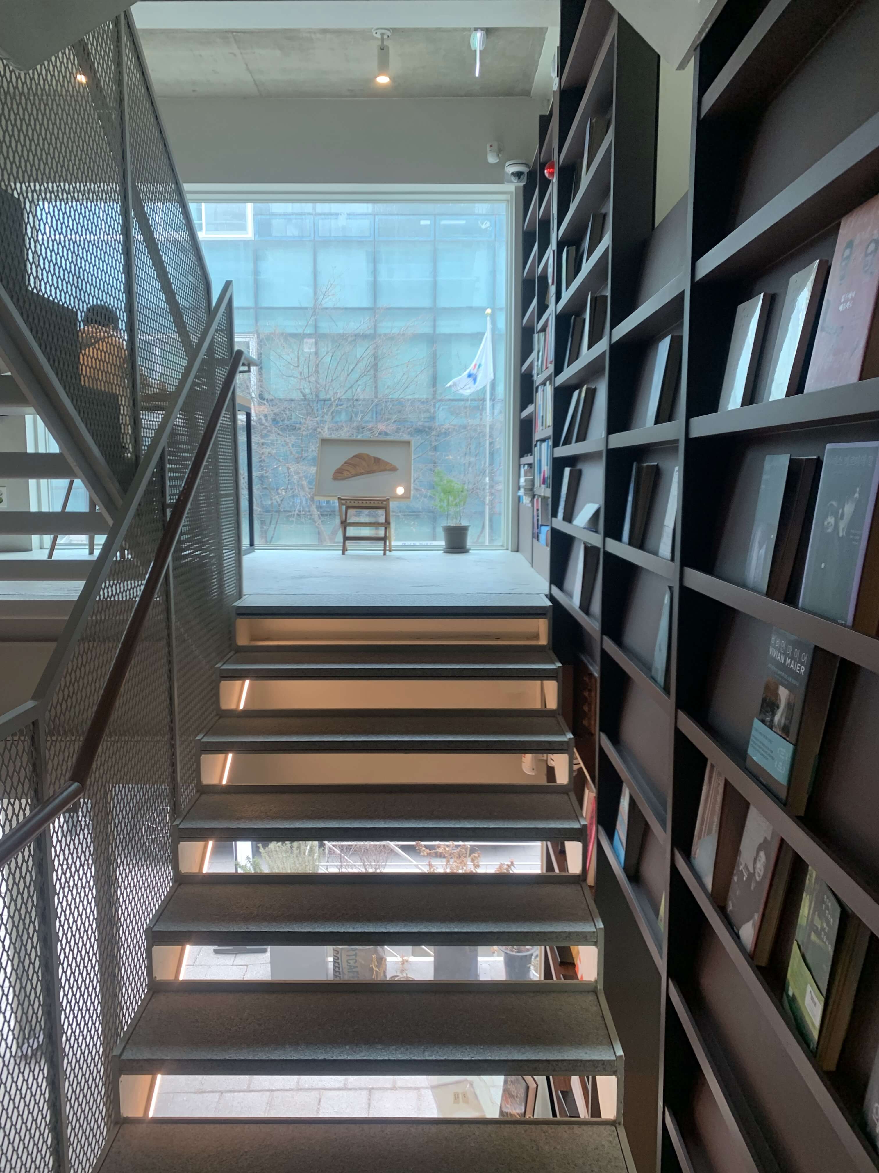 2층으로 가는 책 벽장 복도