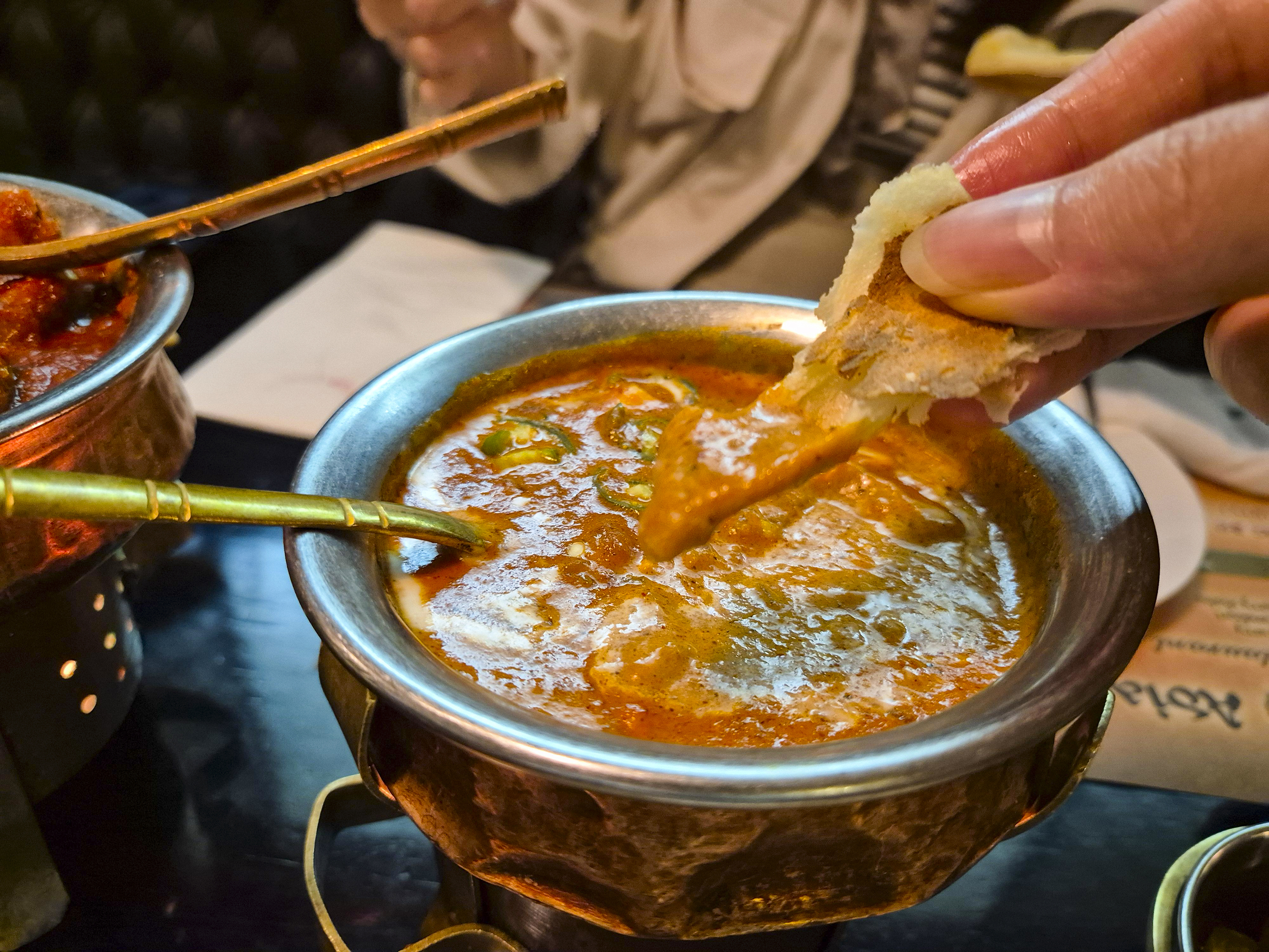 파니르 마크니에 난 찍어 먹는 모습