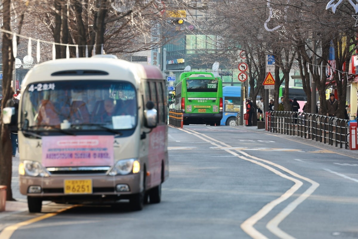 지난 2024년 12월 서울 서대문구 신촌 연세로 대중교통전용지구에서 버스가 오가는 모습. 연세로에 대한 대중교통전용지구 지정이 지난 1월 11년 만에 해제됐다.