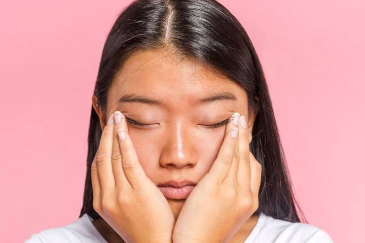 주름을 가리고 있는 여자