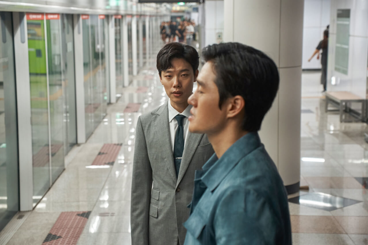 지하철 역사에서 이야기 하는 남자 두 사람