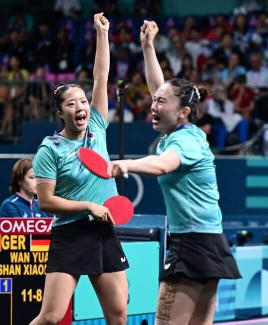 기뻐하는 신유빈 전지희