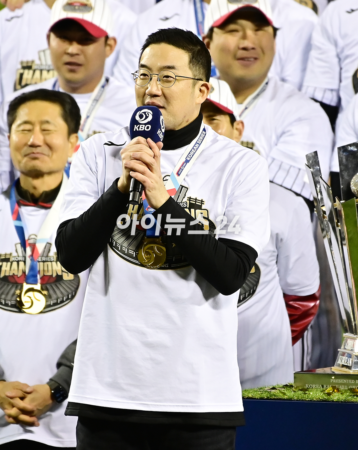 LG는 13일 잠실구장에서 벌어진 2023 신한은행 쏠 KBO KS 5차전에서 KT 위즈를 상대로 6-2로 승리를 거두고 29년 만에 한국시리즈 제패를 했다.구광모 LG그룹 회장이 선수단과 우승 트로피를 들어 올리고 있다. [사진=곽영래 기자]