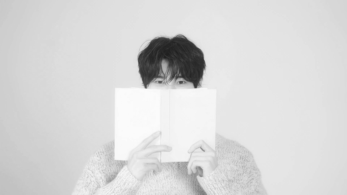 변우석-사진원본-출처-크리니크-광고-캡처-흑백으로-보정