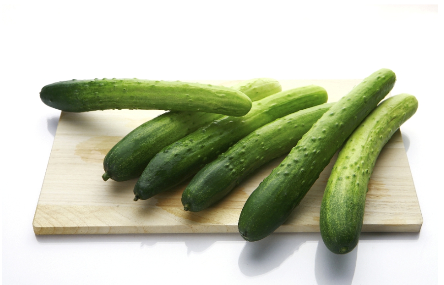 수분이 많이 함유되어 있는 오이는 부기 제거에 좋다.