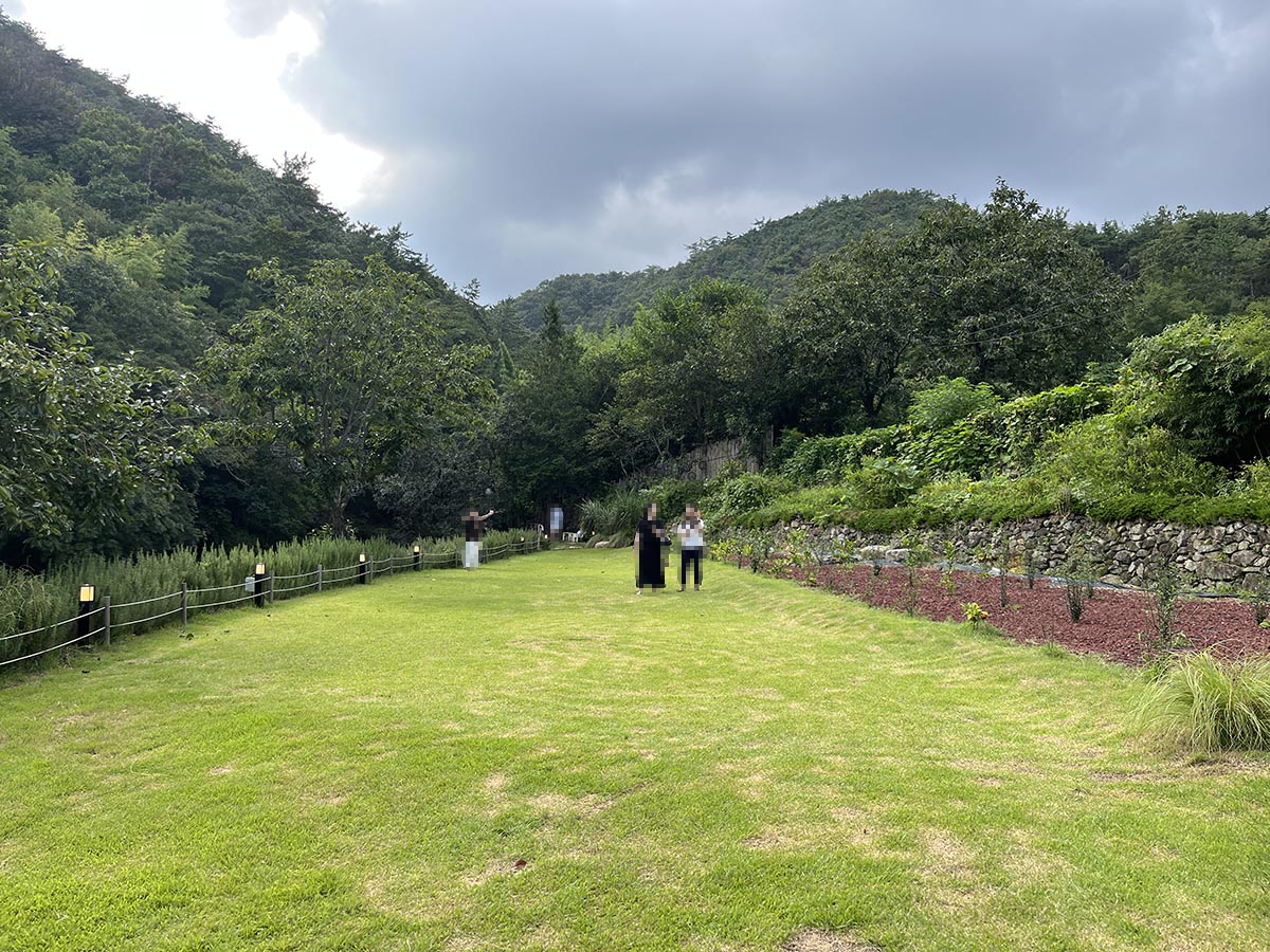 아틀리에 은유재 뒷마당