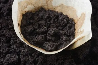 커피찌꺼기 퇴비 활용 비료대체 냄새관리 양조절 안전사용 팁_5