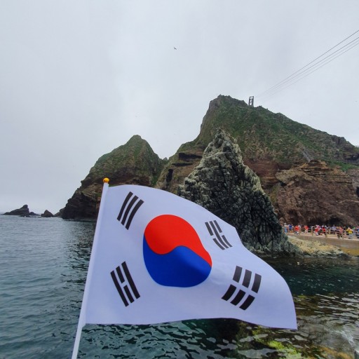 독도는 군사적, 국토적, 경제적으로 중요한 가치가 있는 섬입니다.