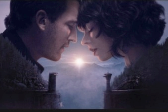 협곡 사이에서 서로를보는 희화한 이미지