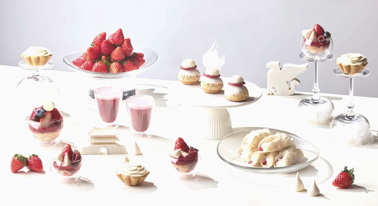 팬톤 2026 'Cloud Dancer' 컬러로 채워진 라운지 속 프리미엄 딸기 디저트가 펼쳐진다. [ⓒ네이버플레이스 JW메리어트동대문스퀘어서울 더 라운지]
