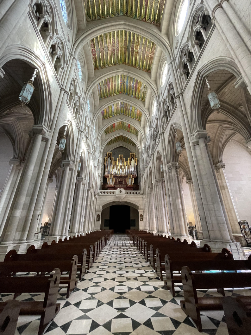 알무데나 대성당 실내