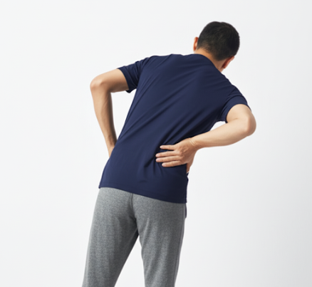 강릉에 위치한 한 정형외과 의원에서 2025년 7월 신경차단술을 받은 환자들 가운데 복수의 감염 사례가 발생하면서 논란이 시작됐습니다. 시술 직후 고열, 의식 저하 등의 증세를 호소한 환자들 중 한 명이 사망했고, 중환자 치료를 받는 환자도 발생하면서 보건당국이 조사를 착수했습니다. 역학조사 과정에서 환자와 병원 환경, 의료진으로부터 동일한 균이 확인되며 시술 과정상의 감염 가능성이 제기됐고, 의료기관의 위생 관리 실태에 대한 문제가 본격적으로 제기됐습니다.