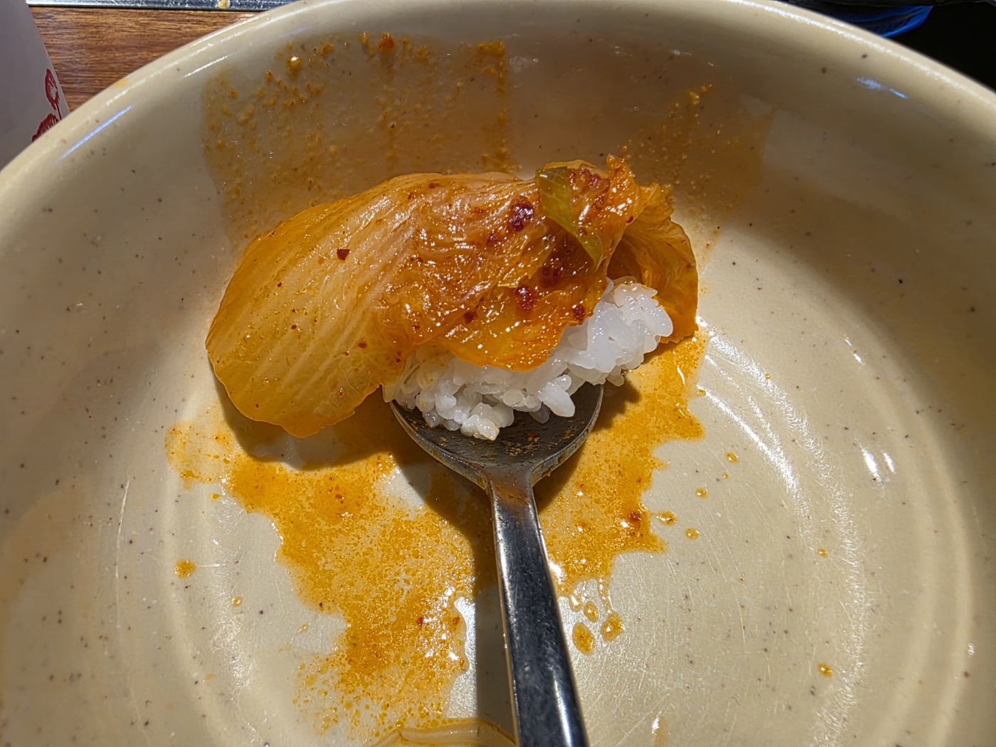 밥 위에 김치 한입