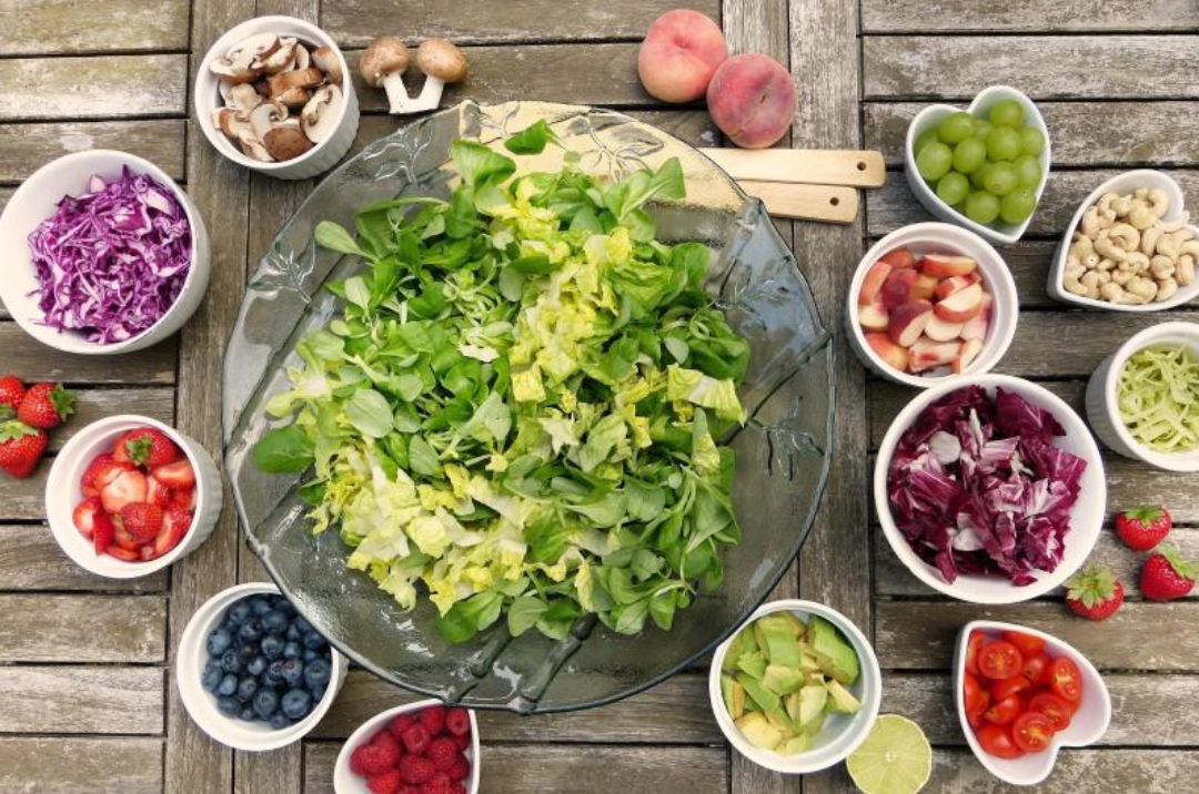 각종 건강한 야채들이 그릇에 담겨 있다.