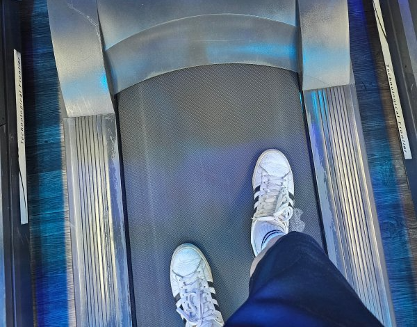 런닝머신-운동을하는-사람