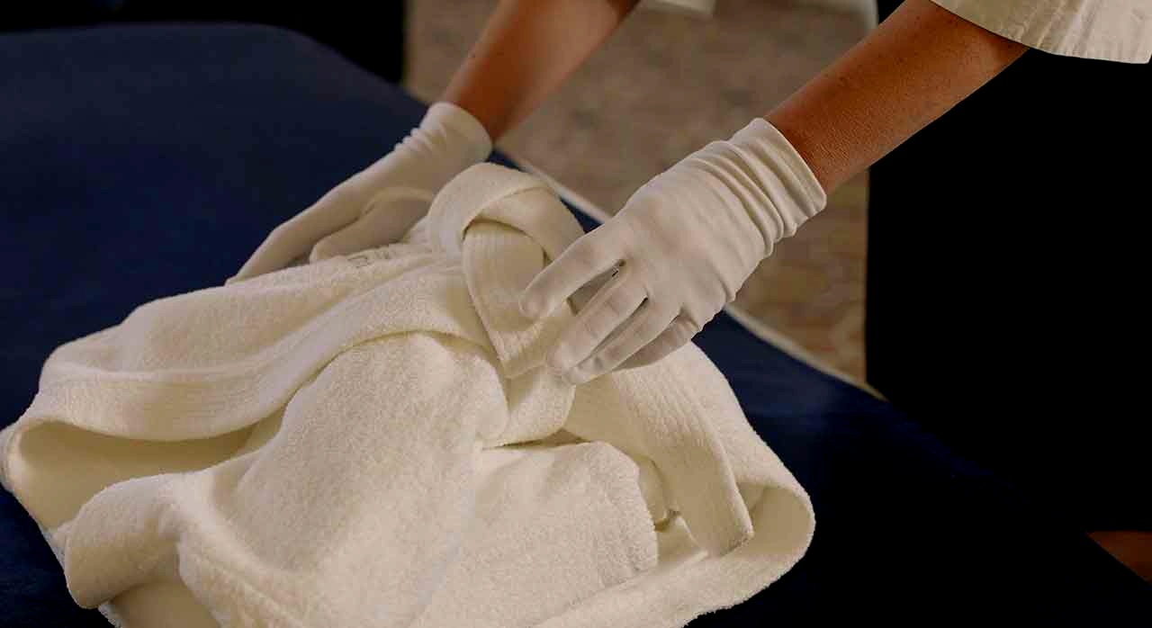 침대 위에 정갈하게 놓인 호텔 목욕 가운. [ⓒPexels &lsquo;cottonbro studio&rsquo;]