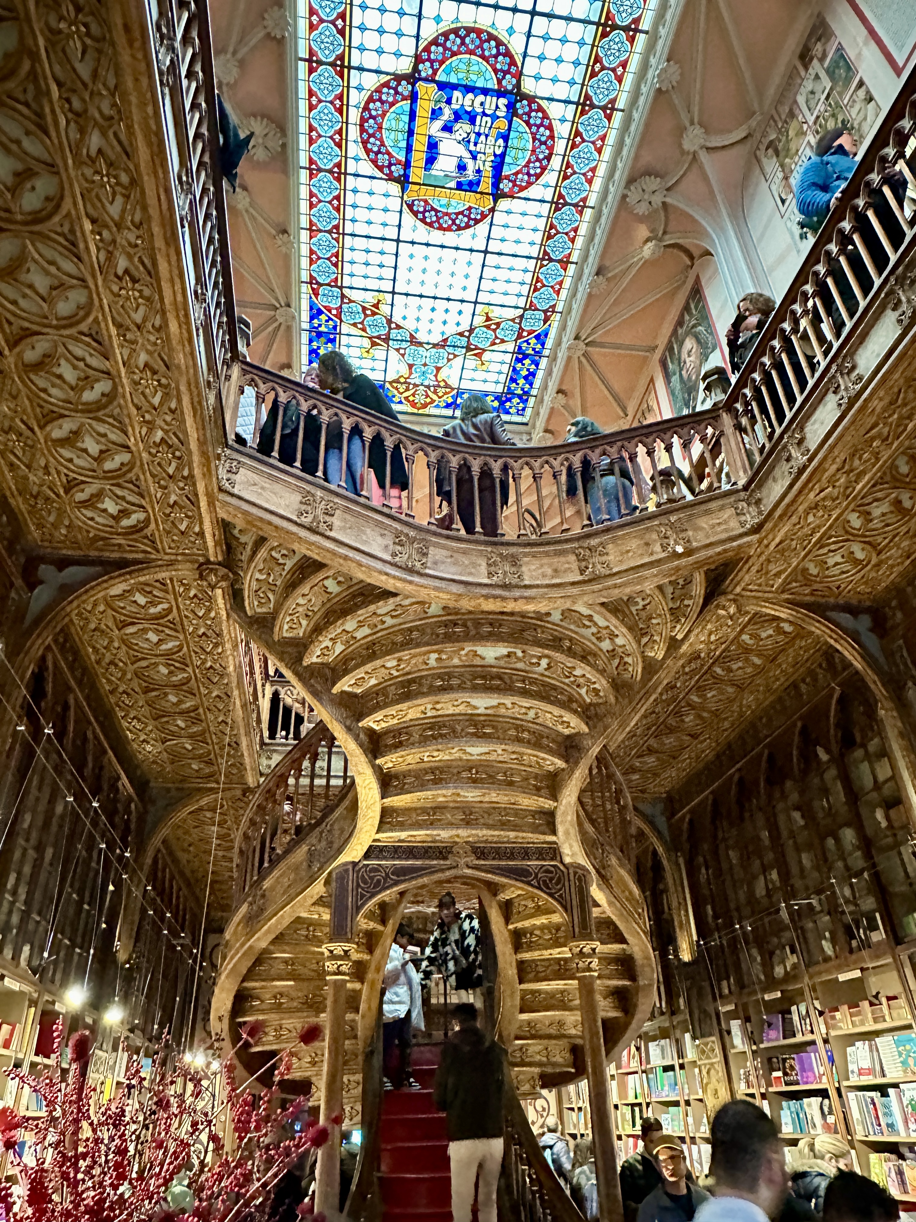 렐루서점 스테인드글라스