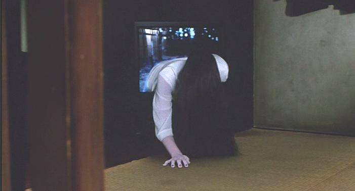tv 속에서 기어 나오는 사다코