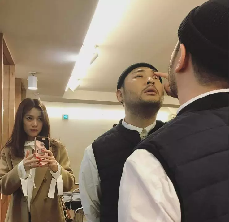 미쓰라가 거울 보는 모습을 찍는 아내 권다현