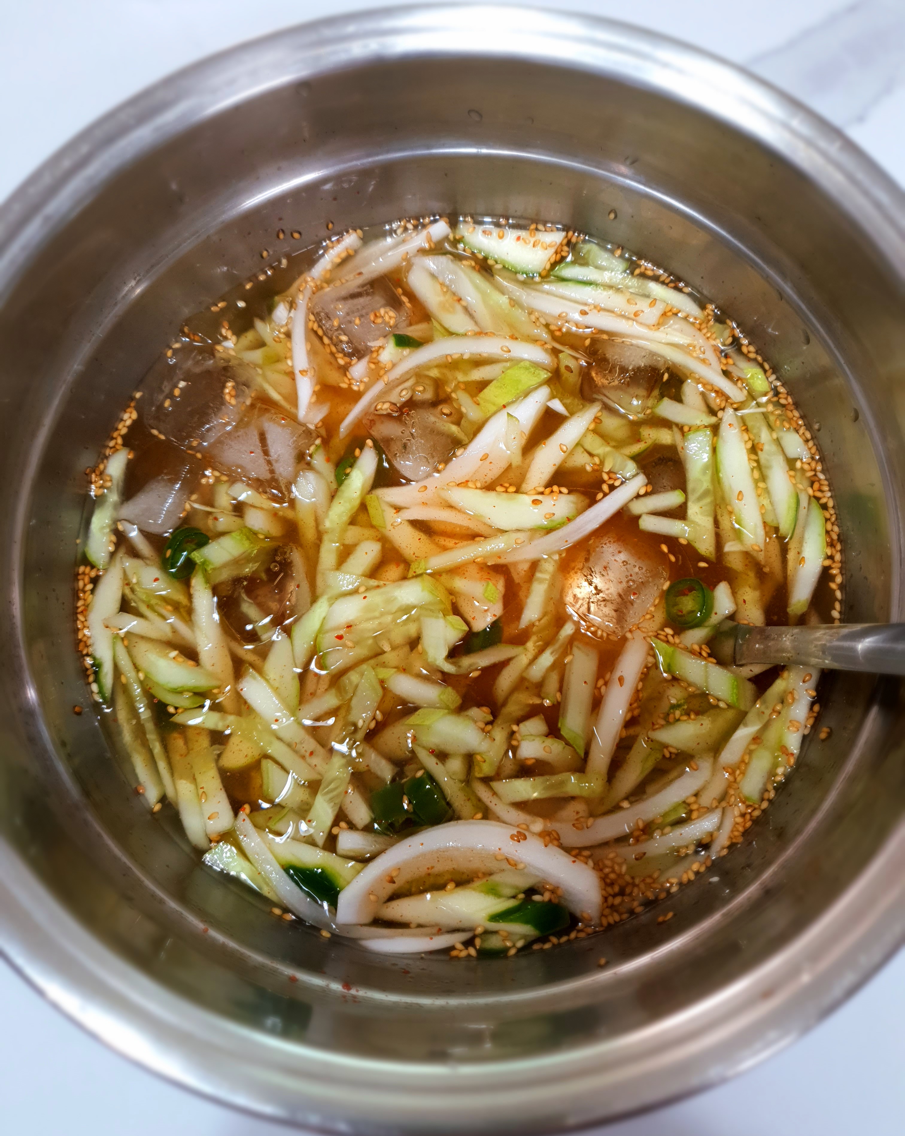 시원하게-먹기-위해-얼음을-넣어요.