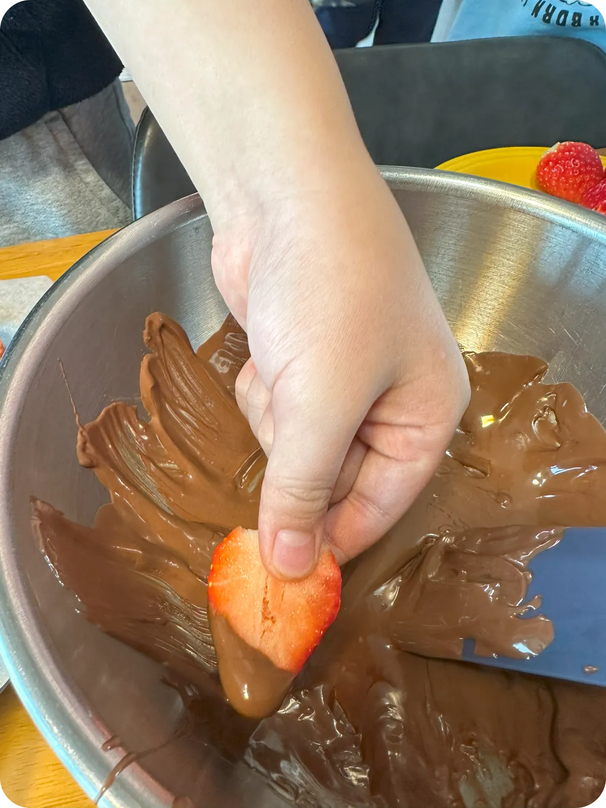 딸기를 초콜릿에 묻힌다