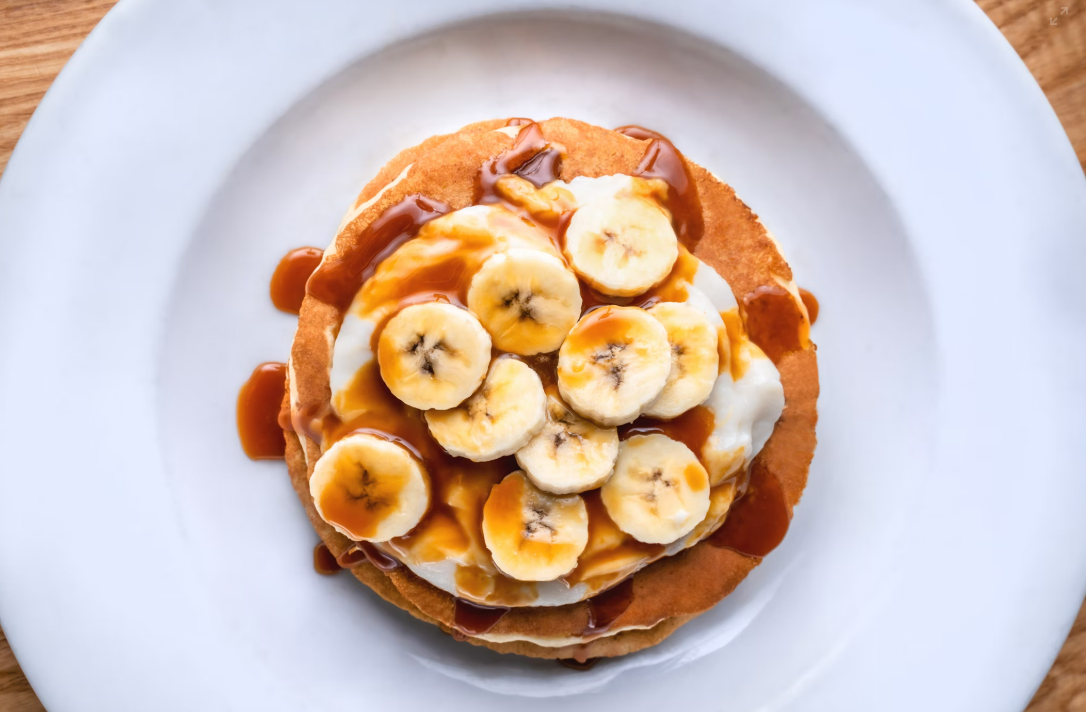 남은 빵과 쿠키로 만든 바나나 푸딩 사진