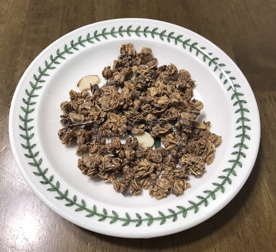 그래놀라를 접시에 담은 모습