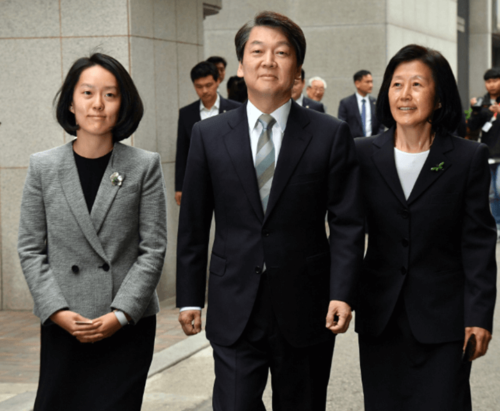 안철수와-가족들이-투표를-하러-집을-나서고-있다