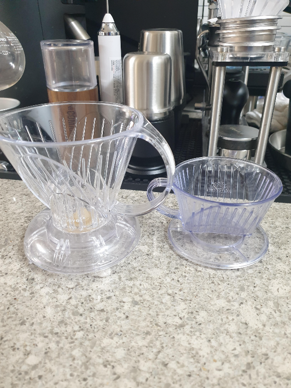 미스터 클레버(왼쪽)과 칼리타 드리퍼. 사다리꼴 모양으로 비슷하다.